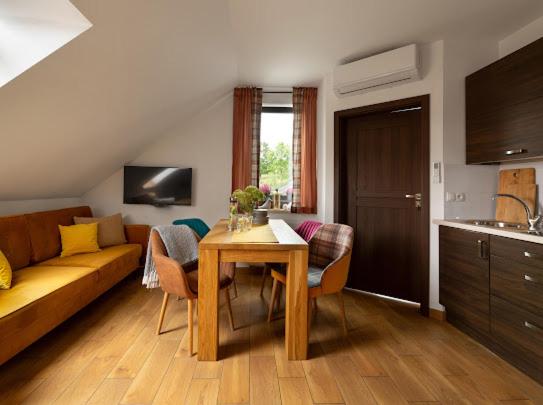 Posedenie v ubytovaní Apartamenty U Harrego I Przy Stawie Spa z klimatyzacją, balia, sauna, ogrodem i parkingiem