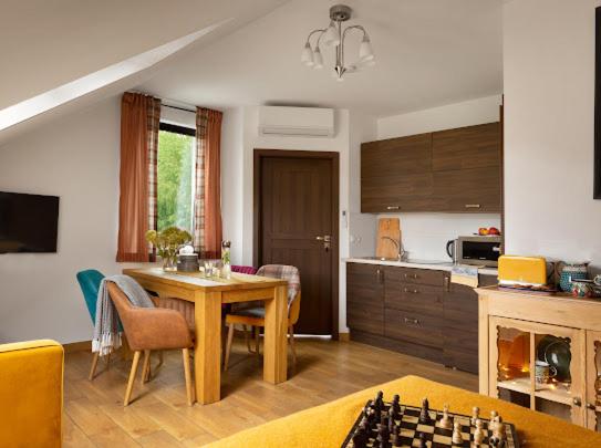 Kuchyňa alebo kuchynka v ubytovaní Apartamenty U Harrego I Przy Stawie Spa z klimatyzacją, balia, sauna, ogrodem i parkingiem