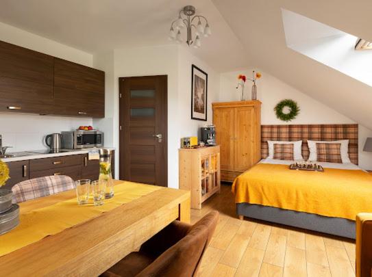 Posteľ alebo postele v izbe v ubytovaní Apartamenty U Harrego I Przy Stawie Spa z klimatyzacją, balia, sauna, ogrodem i parkingiem