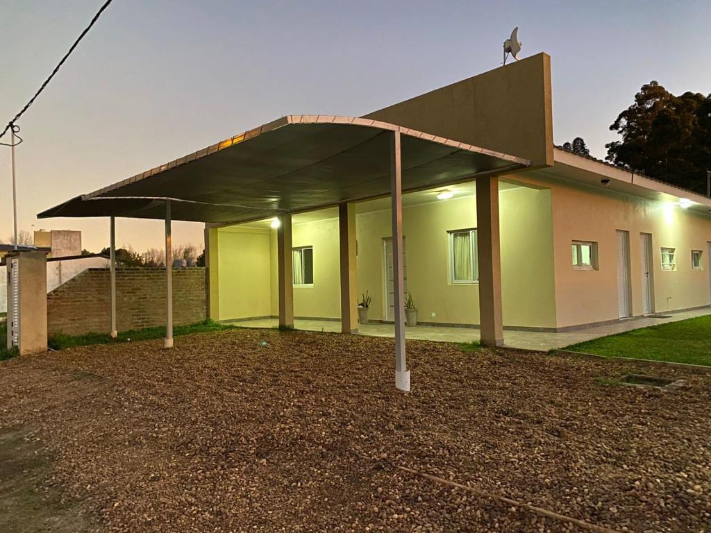 a building with a roof on top of a yard at Don Benja in Federación