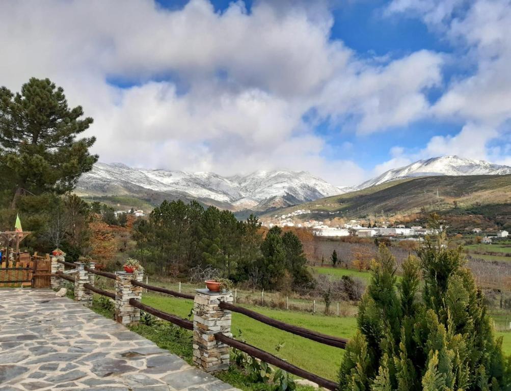 una valla con vistas a las montañas cubiertas de nieve en Quinta das Courelinhas - Alojamento Local - Serra da Estrela, en Unhais da Serra