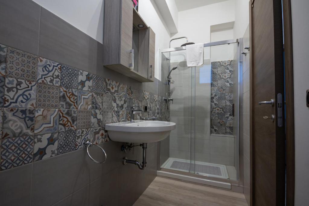 een badkamer met een wastafel en een douche bij ASTRA B&B in Milazzo