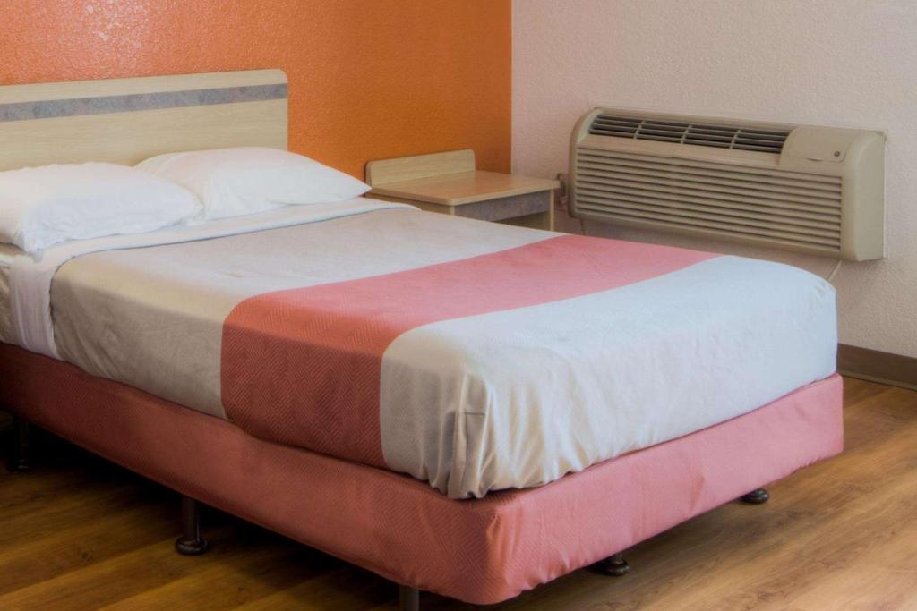 Motel 6-Niantic, CT - New London - 1 Cama Tamaño Queen |  De Fumar