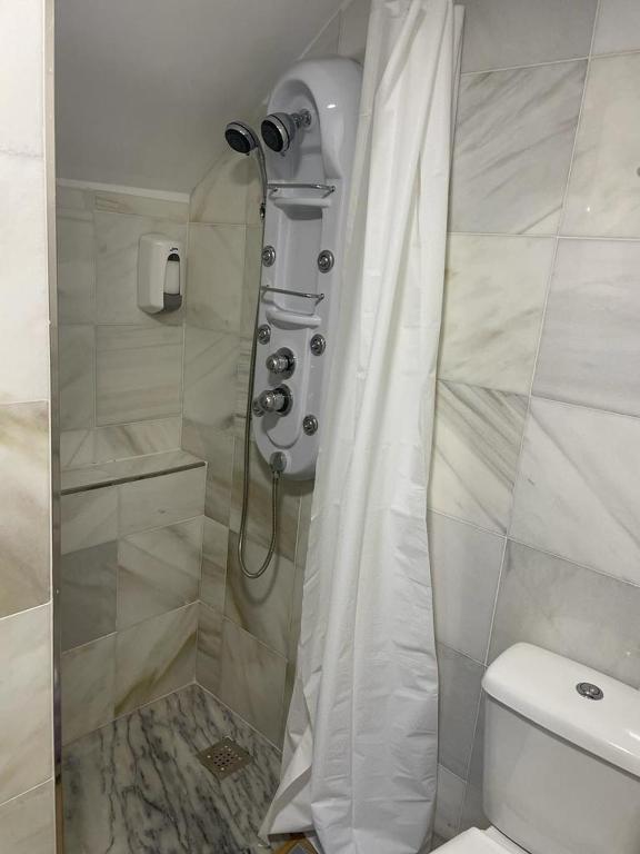 una ducha con cortina de ducha en un baño en Precioso loft en Olula del Río, en Olula del Río