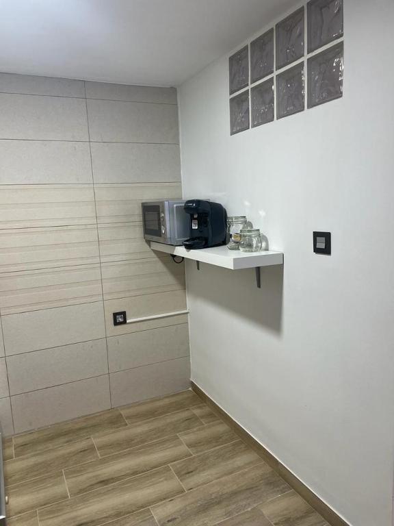 Habitación con microondas en una encimera en Precioso loft en Olula del Río, en Olula del Río