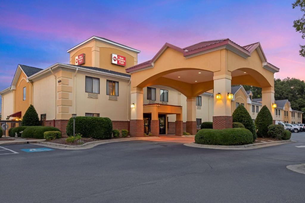 una representación de un hotel con aparcamiento en Best Western Plus Suites Greenville en Greenville