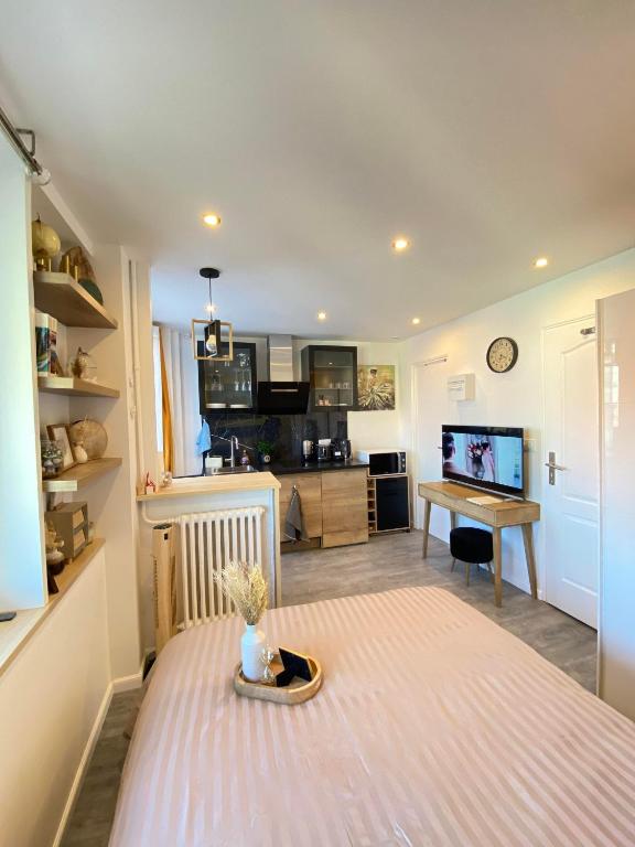 Kuchyňa alebo kuchynka v ubytovaní Paris Homestay of Happyness
