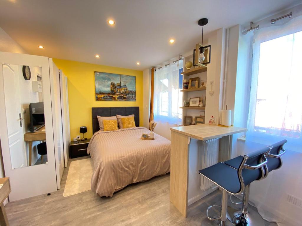 Posteľ alebo postele v izbe v ubytovaní Paris Homestay of Happyness