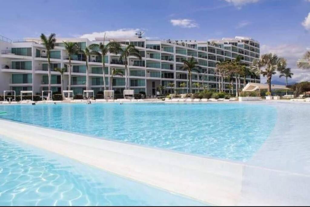 une grande piscine en face d'un hôtel dans l'établissement Condominio del faro frente a playa, à Nuevo Vallarta