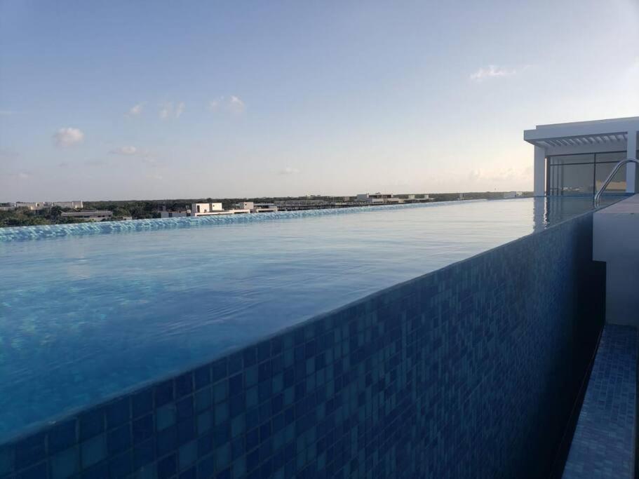 a swimming pool with a view of the water at Estudio súper cómodo acogedor y tranquilo in Tulum