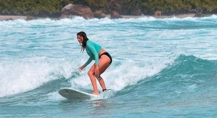 una mujer montando una ola en una tabla de surf en el océano en Hiriketiya Mahi Surf, en Hiriketiya