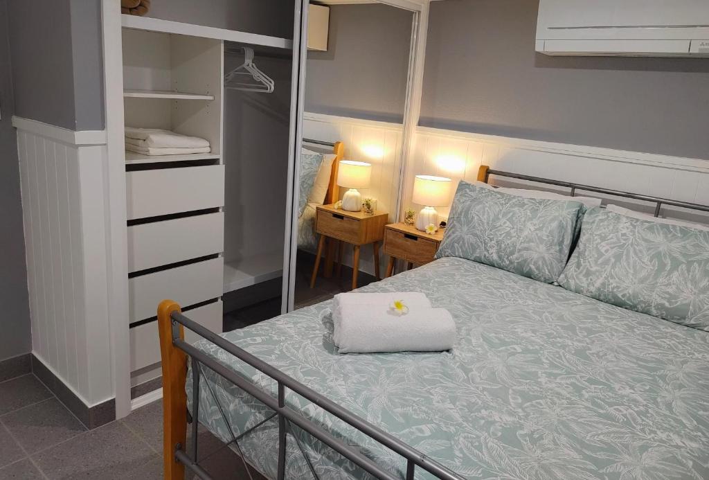 タウンズビルにあるBedroom with Ensuite - Amazing Strand Locationのベッドルーム1室(白い枕付きのベッド1台付)