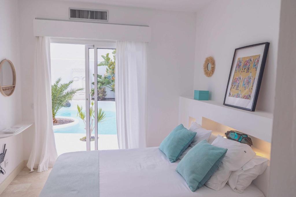 Posteľ alebo postele v izbe v ubytovaní Villa Guajara Piscina Climatiz Jacuzzi Villa 714
