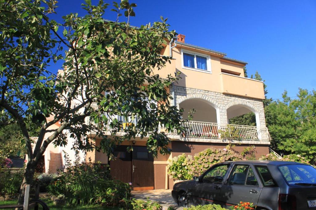 una casa con un coche aparcado delante de ella en Apartments for families with children Zdrelac, Pasman - 8424 en Ždrelac