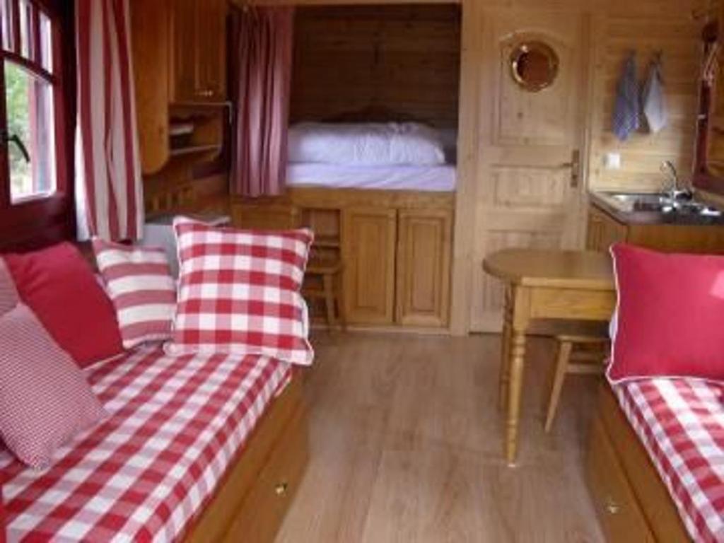 Habitación con 2 sofás, 1 cama y 1 mesa. en Gîte Chantenay-Villedieu, 1 pièce, 4 personnes - FR-1-410-188, en Chantenay-Villedieu