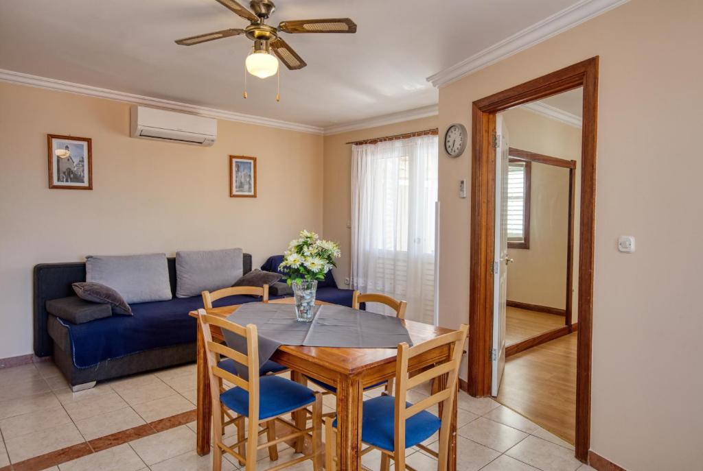 Posezení v ubytování Apartments by the sea Brodarica, Sibenik - 4194