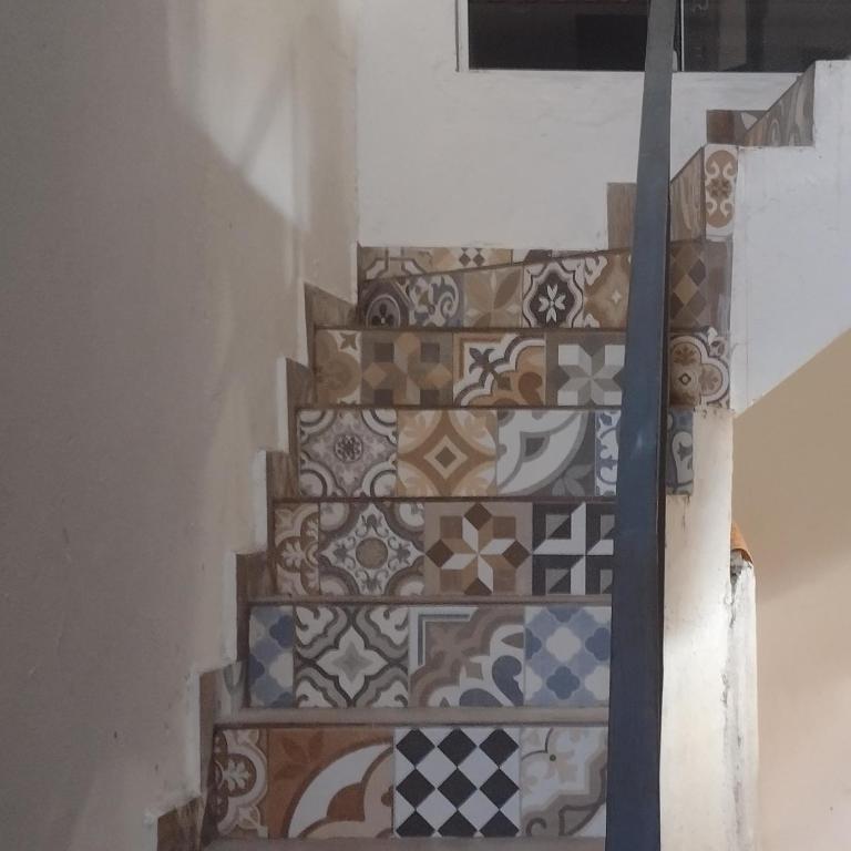 un conjunto de escaleras con baldosas de cerámica en ellas en Apartamento completo, en Guaratinguetá