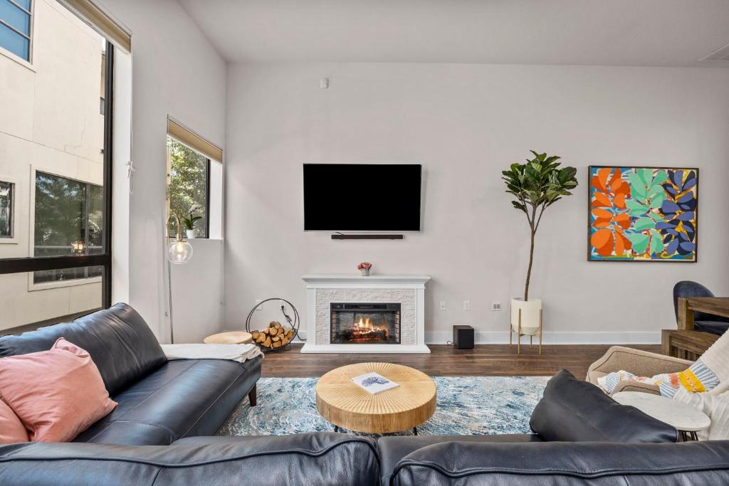 ein Wohnzimmer mit einem Sofa und einem Kamin in der Unterkunft The Houston Villa - 2Qn+1King -MedCenter NRG ZOO in Houston