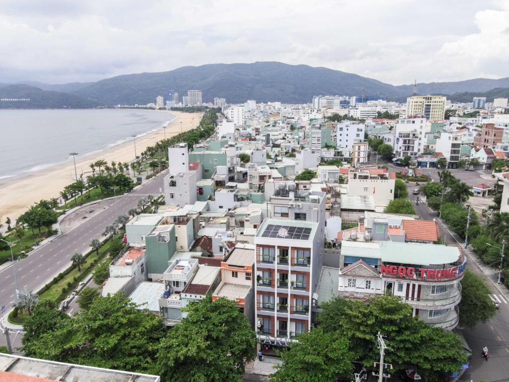 uma vista para uma cidade com uma praia e edifícios em HAKU Boutique Hotel em Quy Nhon