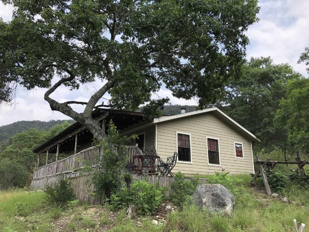 une petite maison avec un arbre en face dans l'établissement Antler Mountain House, à Tarpley