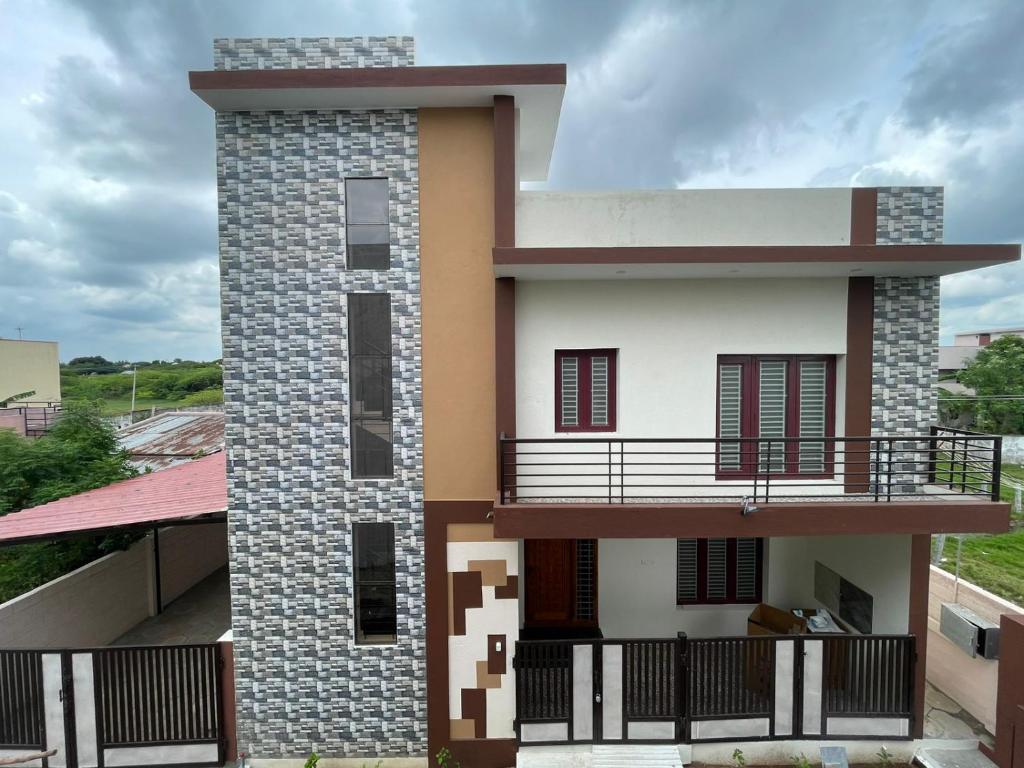 uma representação de uma casa com uma torre em Doctor's Homestay em Tiruvannamalai