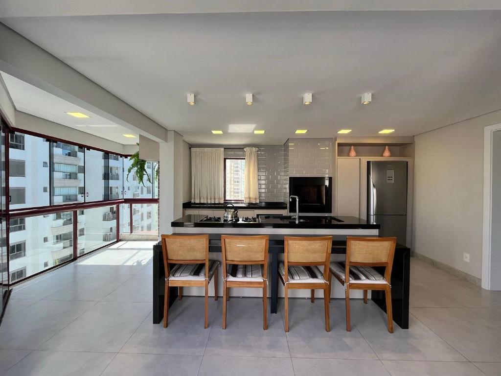 cocina con mesa y sillas en una habitación en PS01- Cobertura Duplex| Pé na Areia| Churrasqueira, en Balneário Camboriú