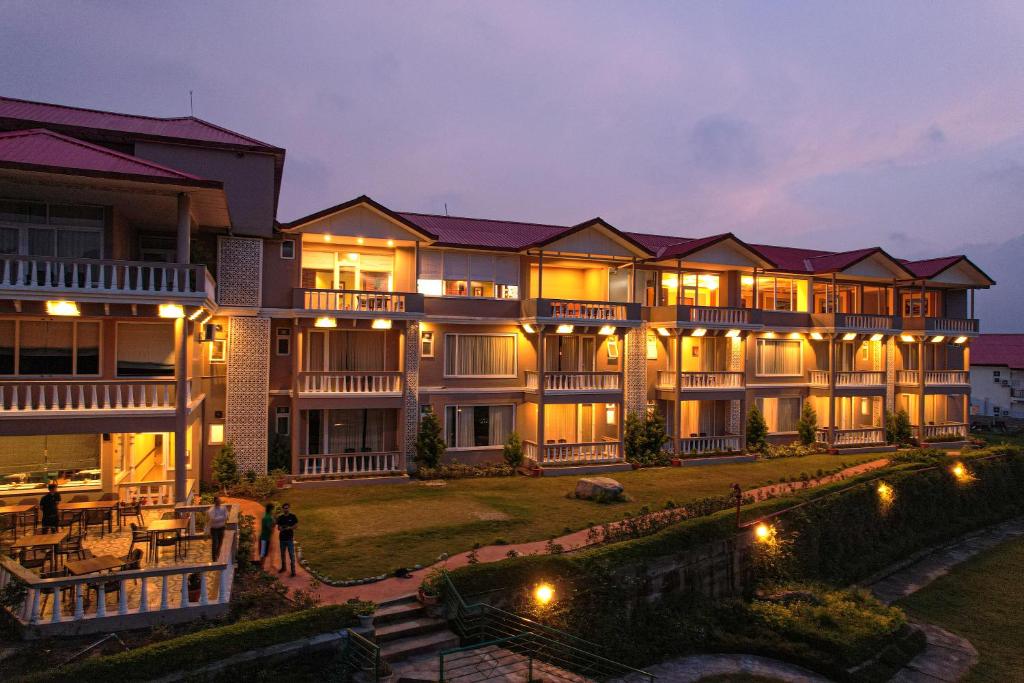 een afbeelding van een hotel 's nachts bij Neugal Riverfront Resort in Pālampur