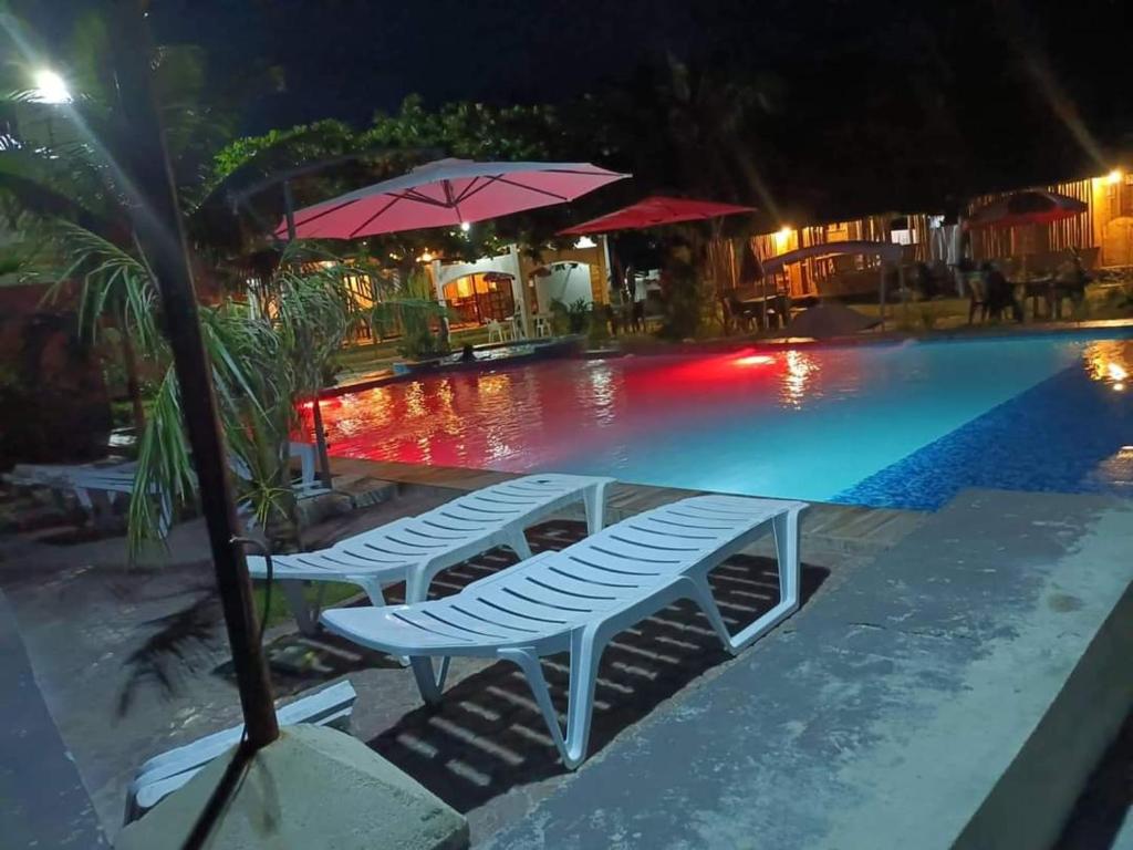 Bazén v ubytování RRJ's BEACH RESORT nebo v jeho okolí