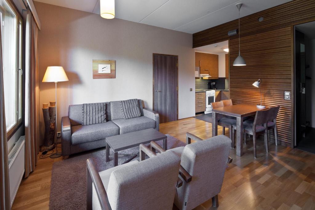 Posezení v ubytování Lapland Hotels Luostotunturi & Amethyst Spa