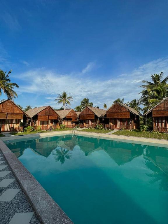 Bazén v ubytování Nipoh Beach Cottage nebo v jeho okolí