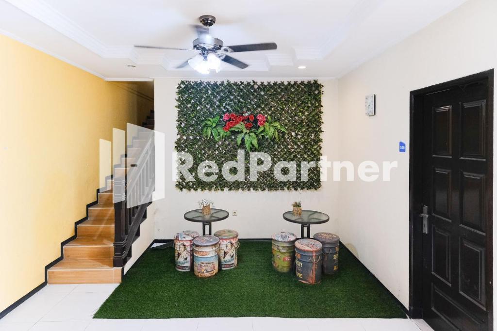 a room with stairs and a red perimeter sign on the wall at Dea Homestay Syariah Mitra RedDoorz At Kertomenanggal Surabaya in Siwalapkerto