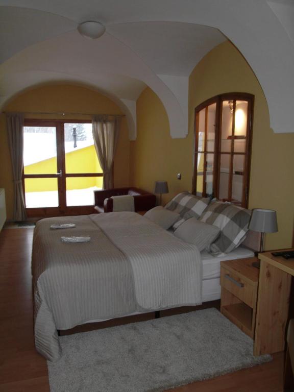 Posteľ alebo postele v izbe v ubytovaní Apartments and Suites Kremnica