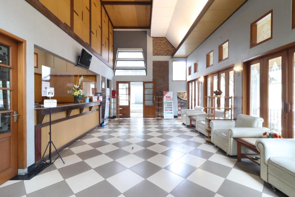 um hall de entrada com um piso de xadrez num hospital em Kampung Pa'go Resort Hotel em Bandung