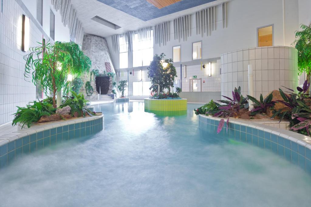 Bazén v ubytování Lapland Hotels Luostotunturi & Amethyst Spa nebo v jeho okolí