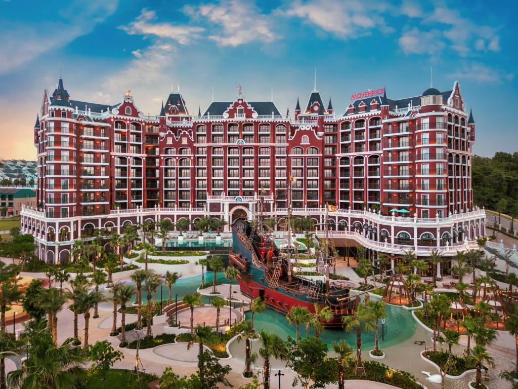 Mövenpick Resort Phan Thiet في فان ثيت: اطلالة جوية على منتجع ديزني لاند