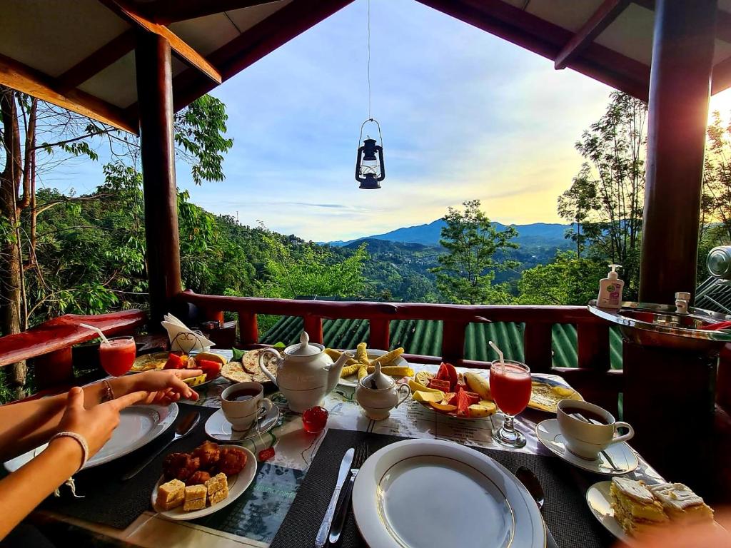 una mesa con comida y vistas a las montañas en Guest Inn Avendra, en Ella