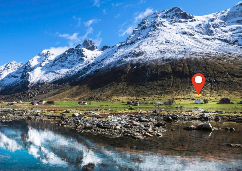 拉姆貝格的住宿－Lofoten Fjord House - Mountain & Seaview，雪覆盖的山前的红色气球