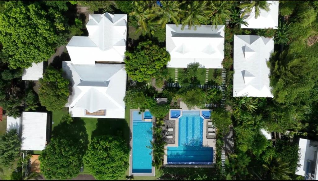 einen Luftblick auf eine Villa mit einem Pool in der Unterkunft Infinity Diving Resort and Residences in Dauin