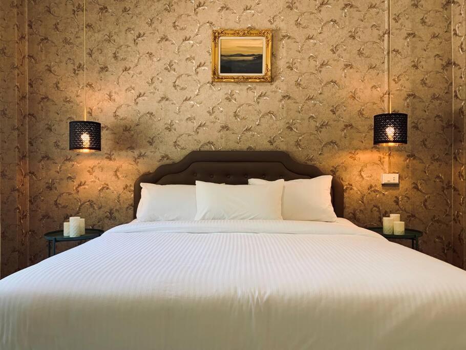 - une chambre avec un grand lit blanc et deux lampes dans l'établissement W house Ranong 2bedroom villa 8/9, à Ranong