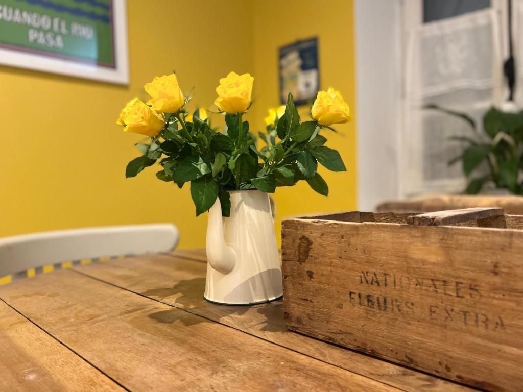 eine Vase gelber Rosen auf einem Tisch in der Unterkunft Maison Marie in Lagarde