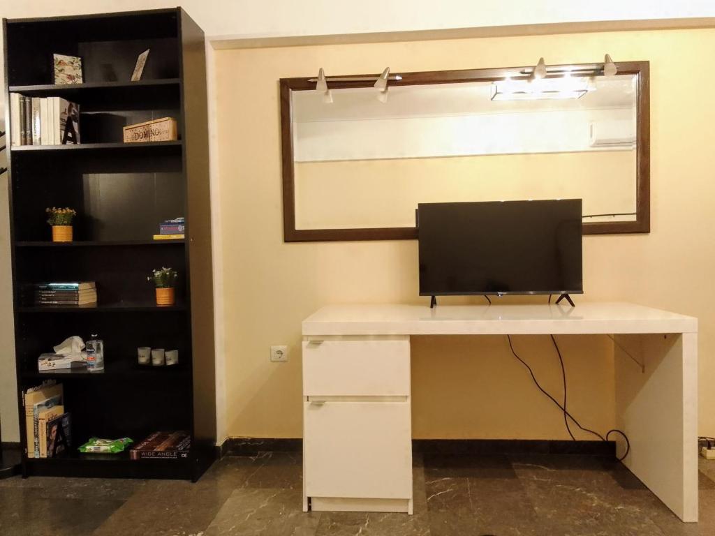 TV a/nebo společenská místnost v ubytování Central Athens Pad