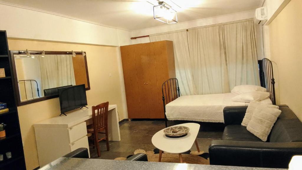 TV a/nebo společenská místnost v ubytování Central Athens Pad