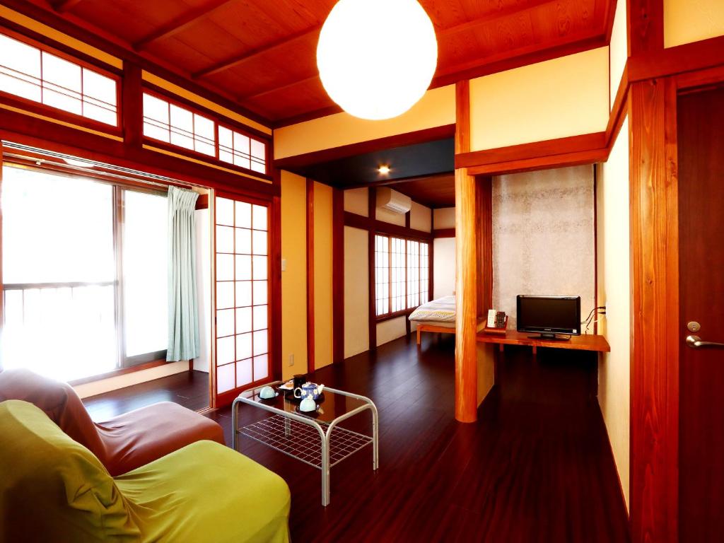 TV a/nebo společenská místnost v ubytování 富山県 よしのや旅館