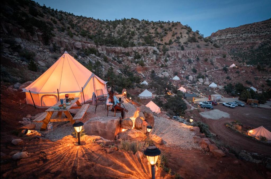 uma vista superior de uma tenda com uma montanha ao fundo em Zion Glamping Adventures em Hildale