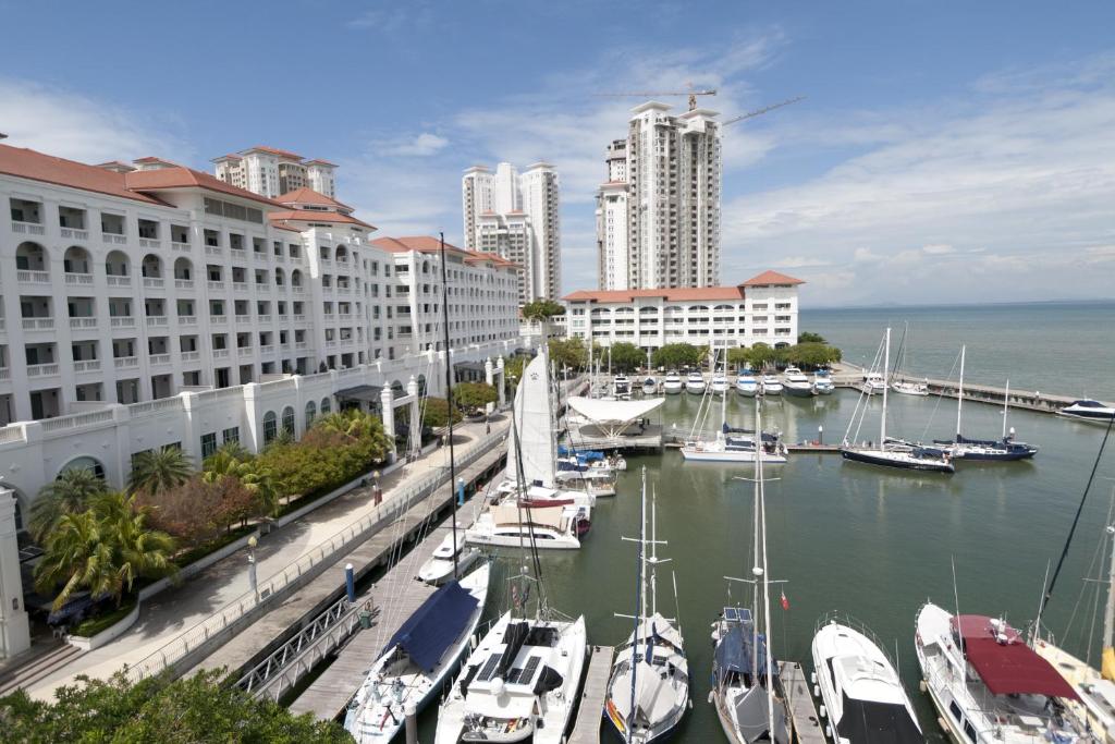 einen Yachthafen mit Booten im Wasser neben Gebäuden in der Unterkunft Profolio @ Straits Quay in George Town