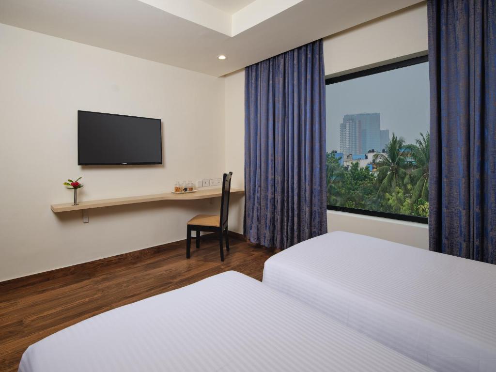 TV a/nebo společenská místnost v ubytování Essentia Premier Hotel Chennai OMR