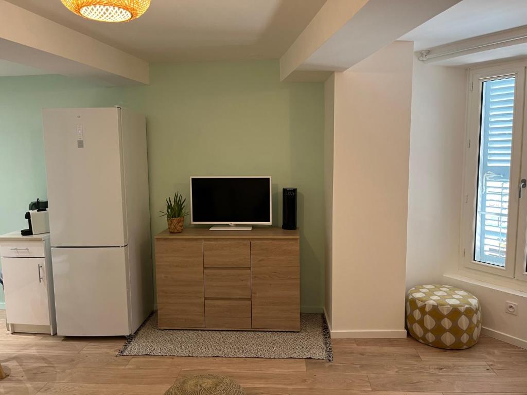 Telewizja i/lub zestaw kina domowego w obiekcie Studio Hyères -Rue piétonne Climatisation lit 160 tout équipé - Sabrina