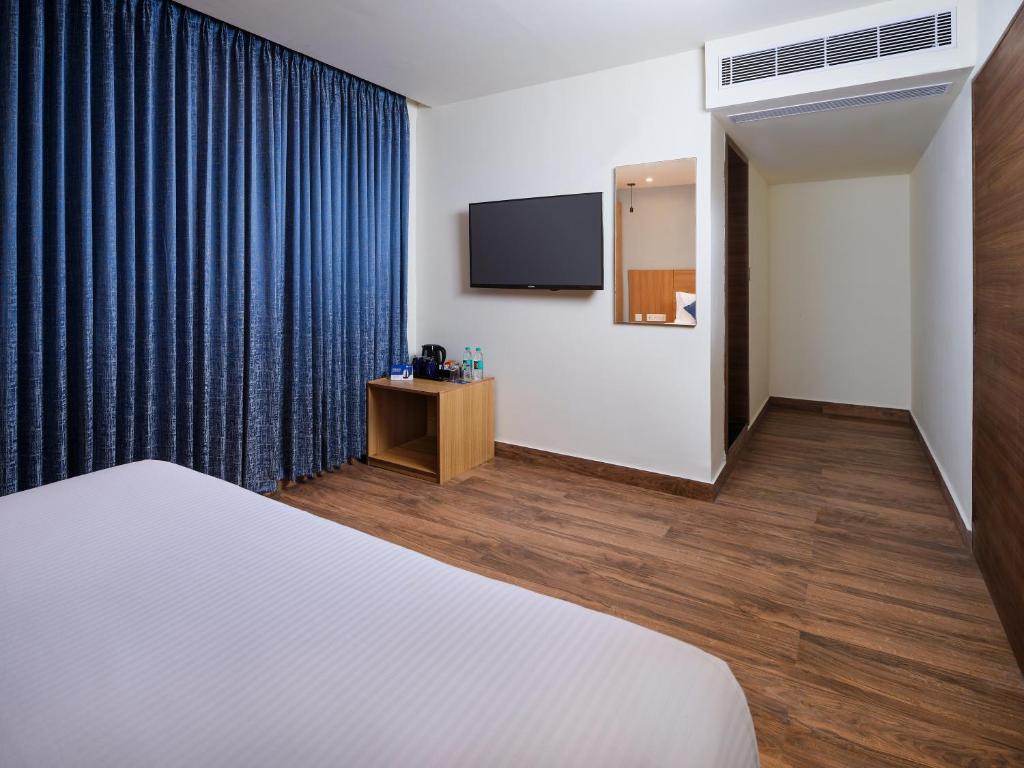 TV a/nebo společenská místnost v ubytování Essentia Premier Hotel Chennai OMR