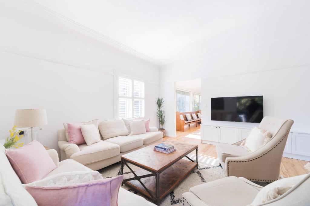 La Villette sleeps 9 fireplace BBQ Pet Friendly, Katoomba (updated