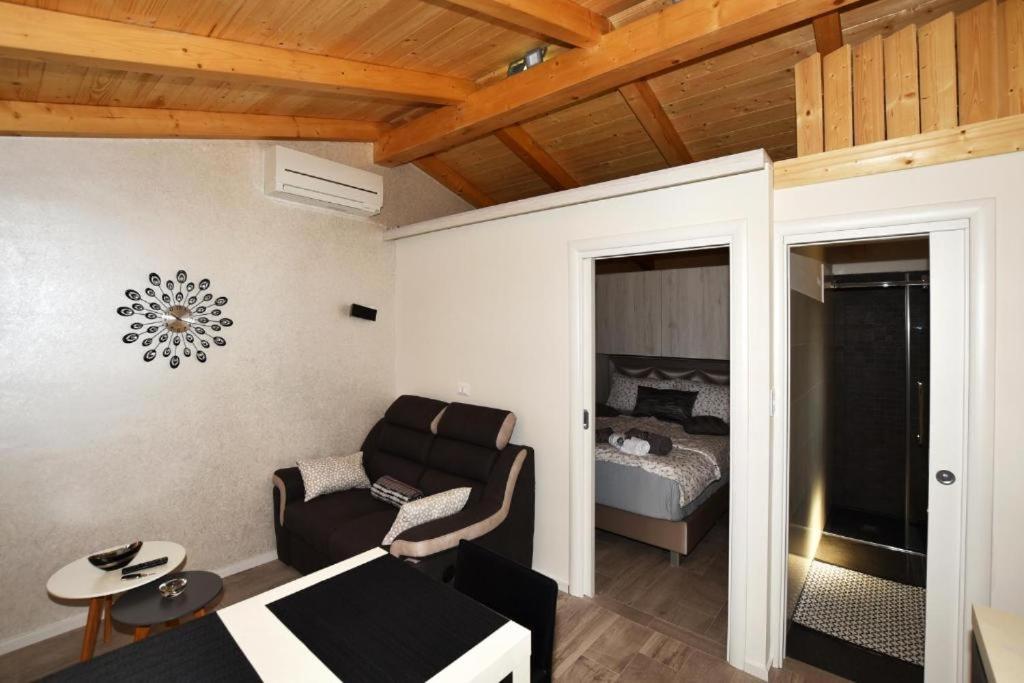 un salon avec un canapé et un lit dans l'établissement Deluxe Apartment Nono- Anex building, à Poreč